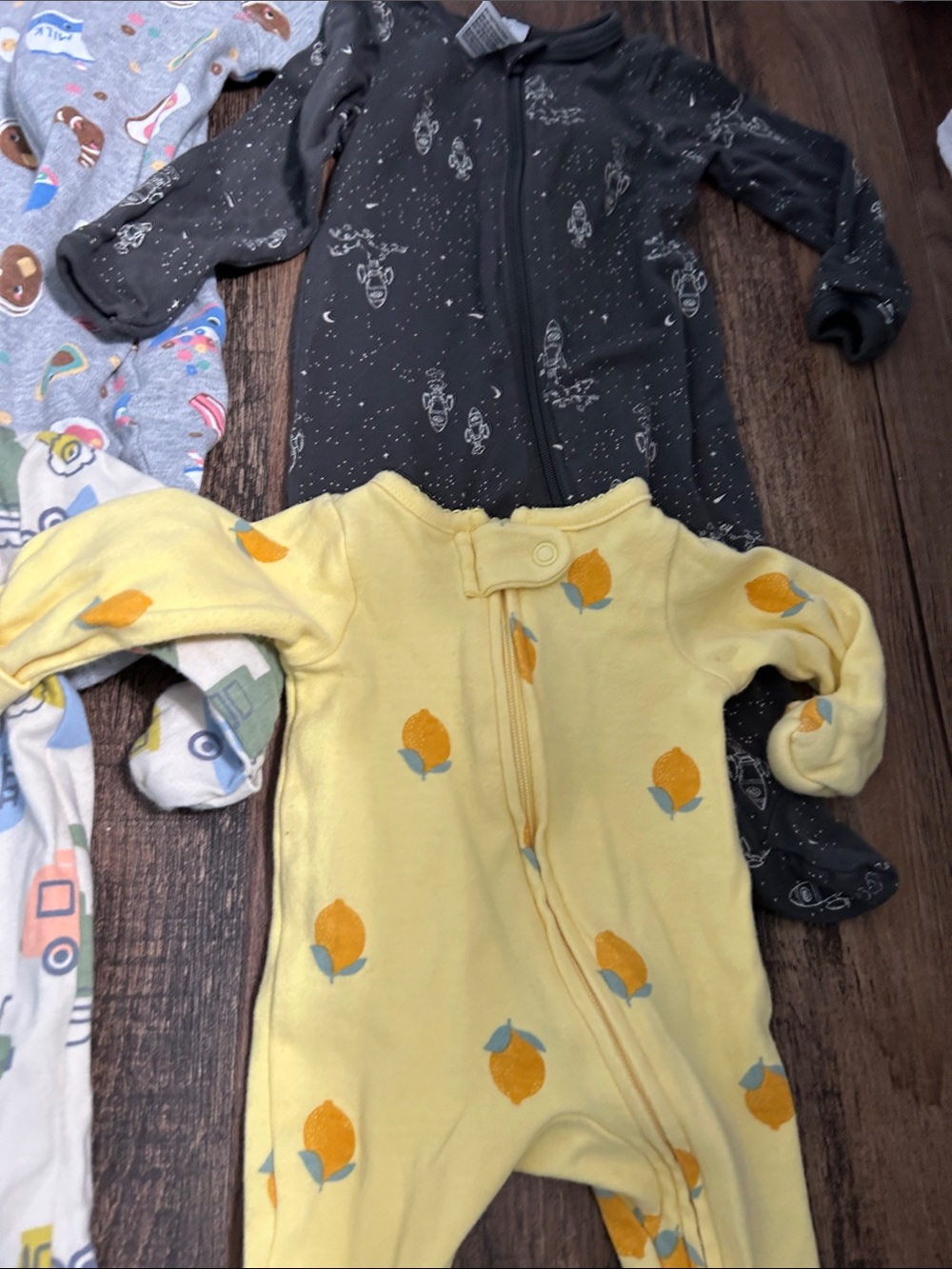 4 onesies and 4 sleepers newborn boys - Picture 4 of 9